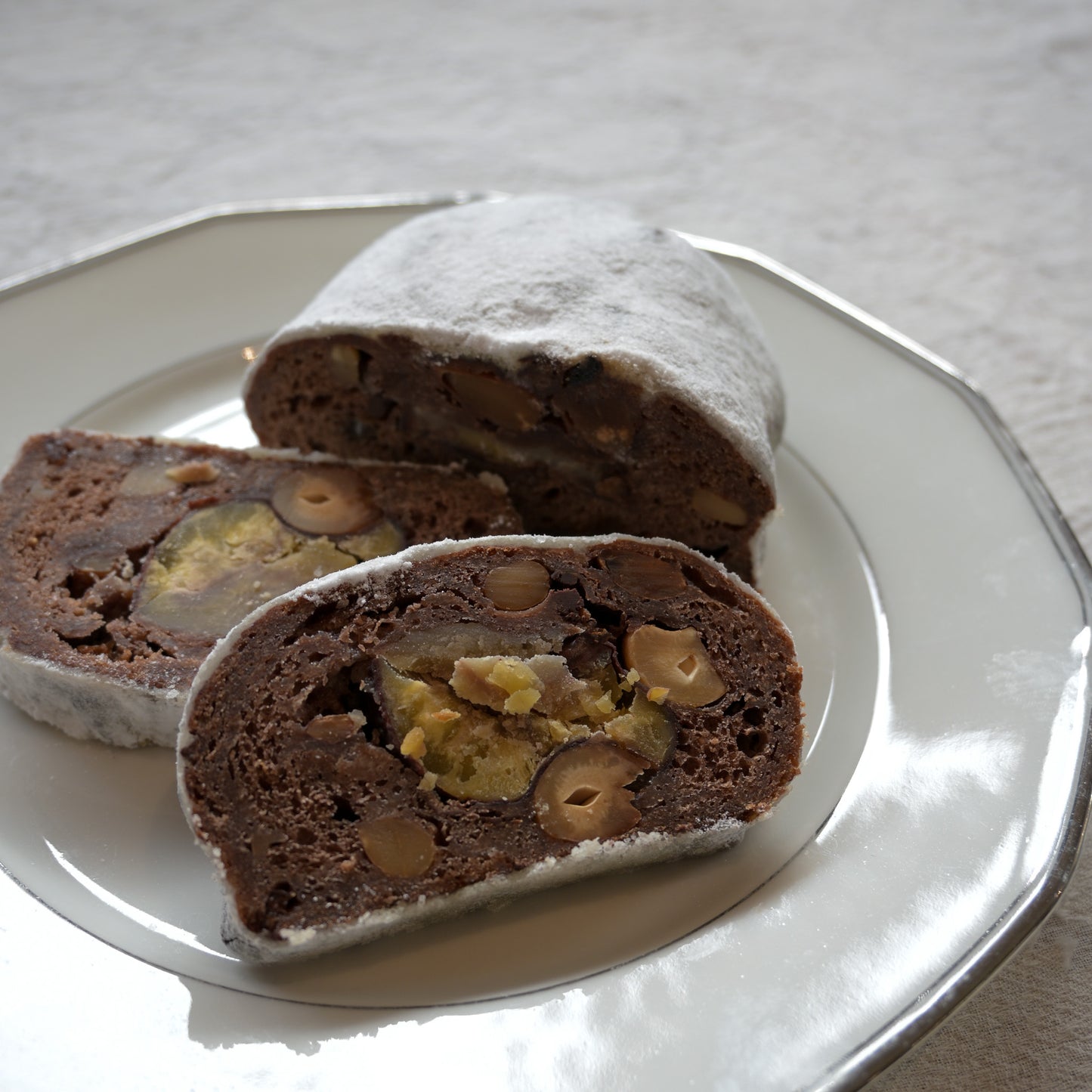 那須栗園 那須栗のチョコレートシュトーレン。丸ごと入った渋皮煮、大きめのナッツや自家製フルーツ漬け、チョコレートは全てオーガニックのものを使用。毎日一切れずつ、じっくりとお楽しみいただけます。